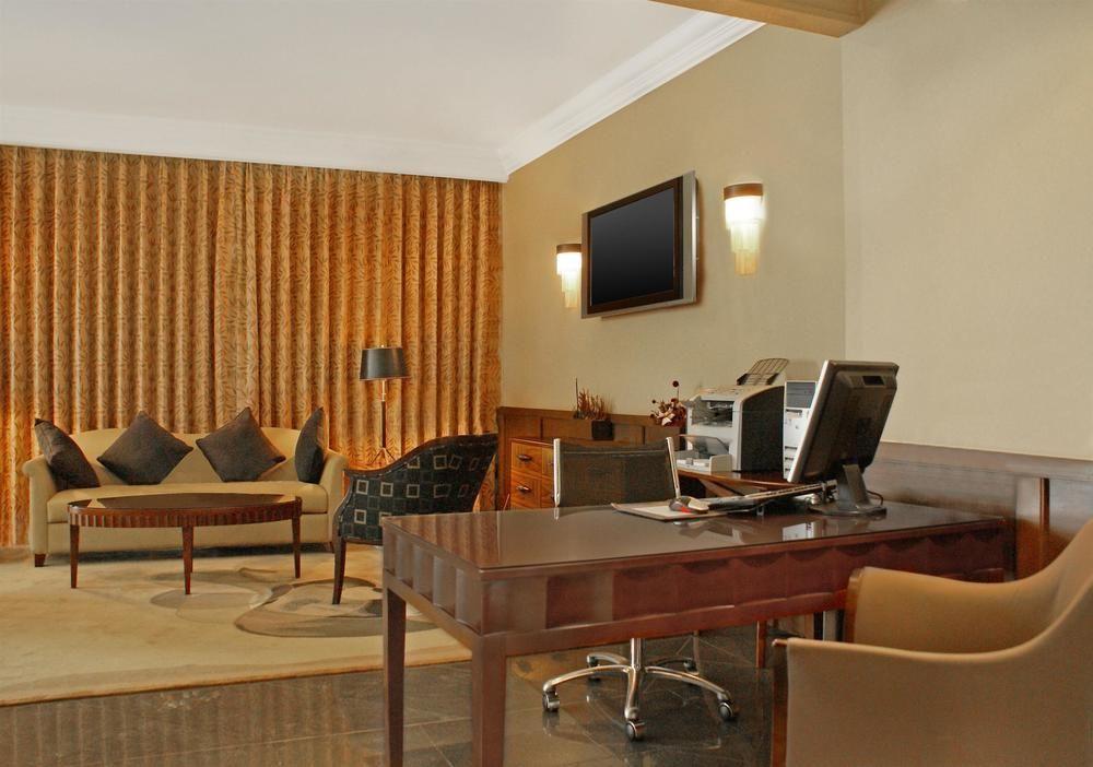 Sheraton Kampala Hotel Exterior foto
